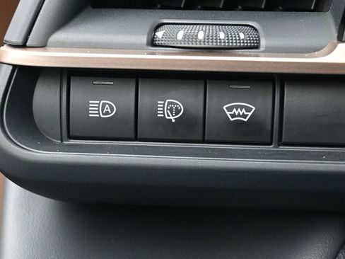 Certified 2025 Toyota Crown Signia image 18