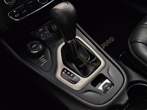 Used 2016 Jeep Cherokee Limited image 19