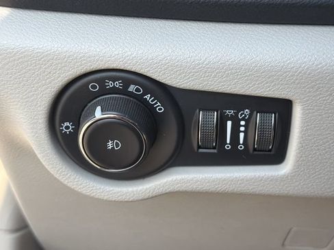 Used 2023 Chrysler Pacifica Touring-L FWD image 34