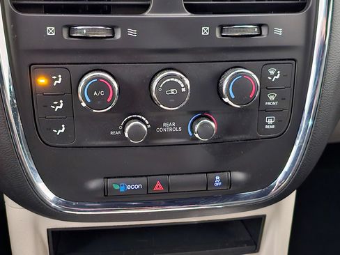 Used 2019 Dodge Grand Caravan SXT FWD image 12