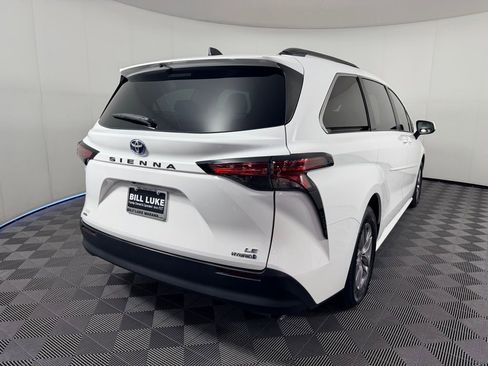 Used 2022 Toyota Sienna LE image 6