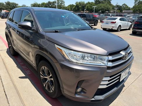 Used 2019 Toyota Highlander Plus FWD image 3