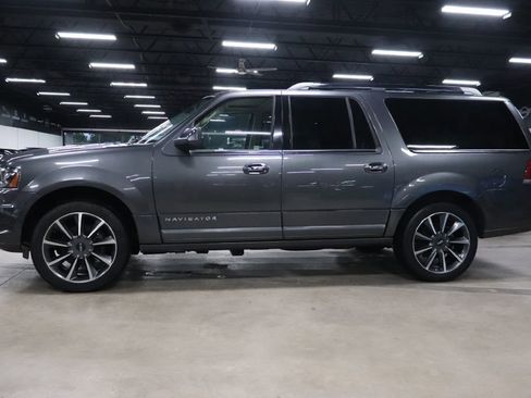 Used 2017 Lincoln Navigator L Reserve image 2