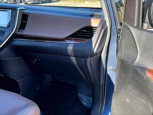 Used 2019 Toyota Sienna Limited Premium image 18