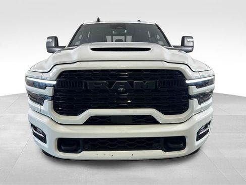Used 2025 RAM 2500 Limited AWD/4WD image 8