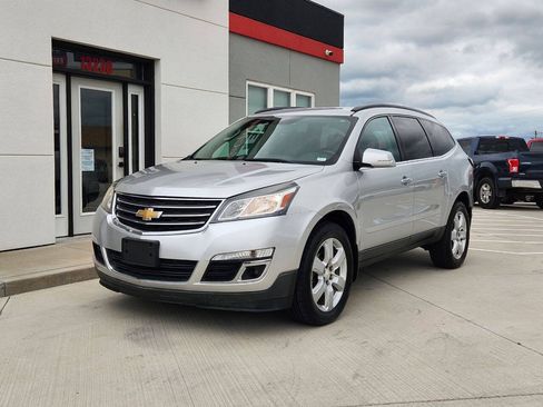 Used 2017 Chevrolet Traverse LT w/ Style and Technology Package FWD image 2
