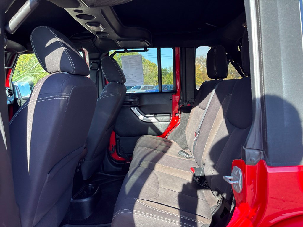 Used 2015 Jeep Wrangler Unlimited Sahara w/ Connectivity Group AWD/4WD image 15