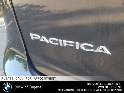 Used 2023 Chrysler Pacifica Touring-L FWD image 16