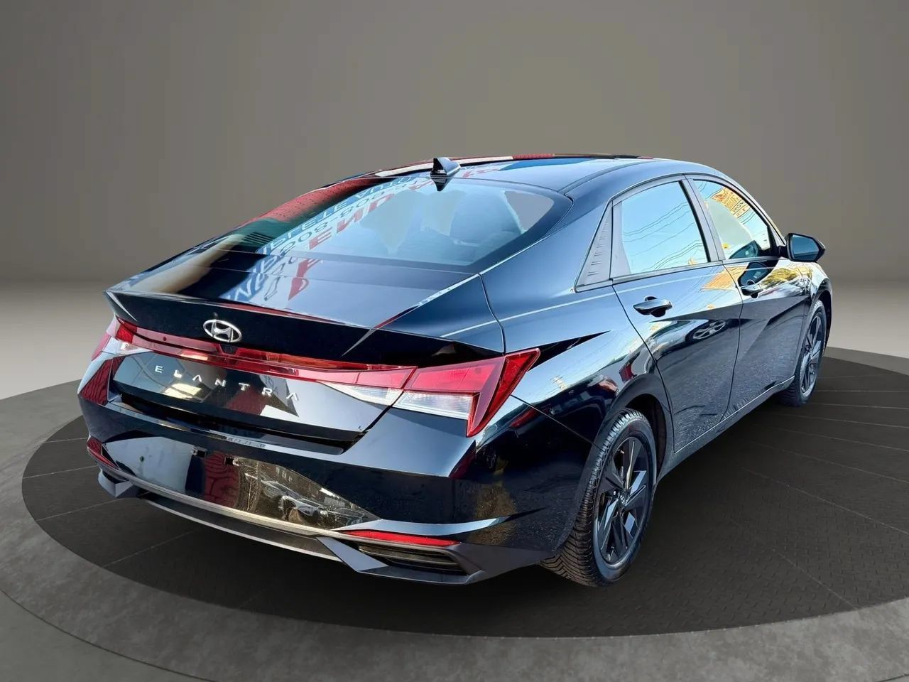 Used 2021 Hyundai Elantra SEL w/ Convenience Package FWD image 4