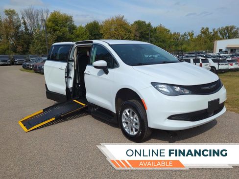 Used 2023 Chrysler Voyager LX image 1