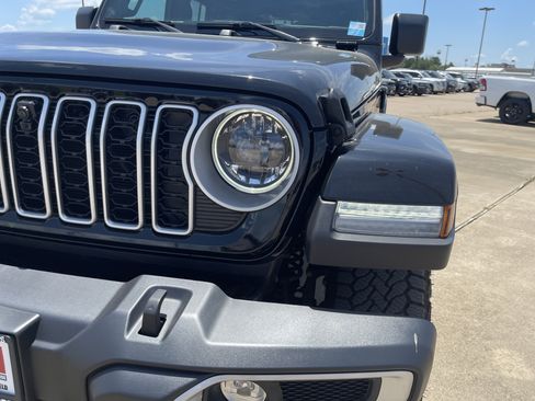 Used 2025 Jeep Wrangler Unlimited Sahara AWD/4WD image 10