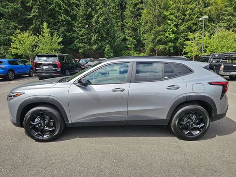 New 2026 Chevrolet Trax LT w/ Midnight Edition FWD image 2