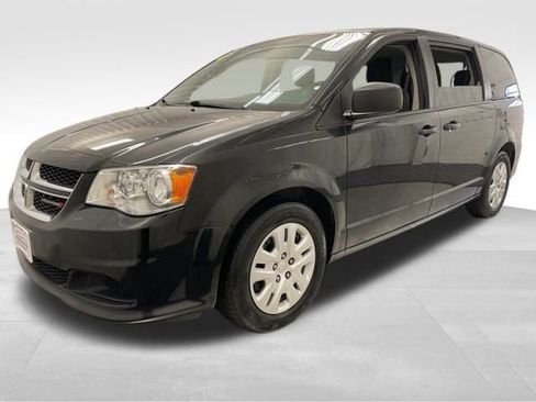 Used 2018 Dodge Grand Caravan SE w/ UConnect Hands-Free Group image 2
