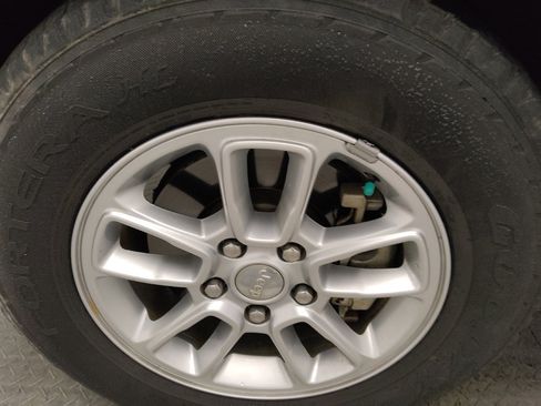 Used 2018 Jeep Grand Cherokee Laredo image 31