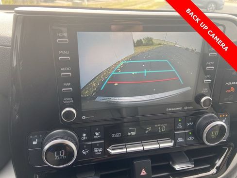 Used 2022 Toyota Highlander XLE image 6