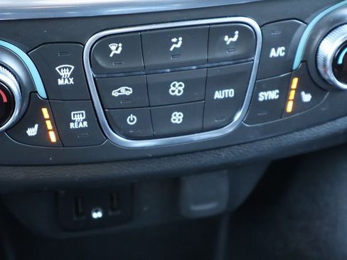 Used 2023 Chevrolet Traverse LT image 6