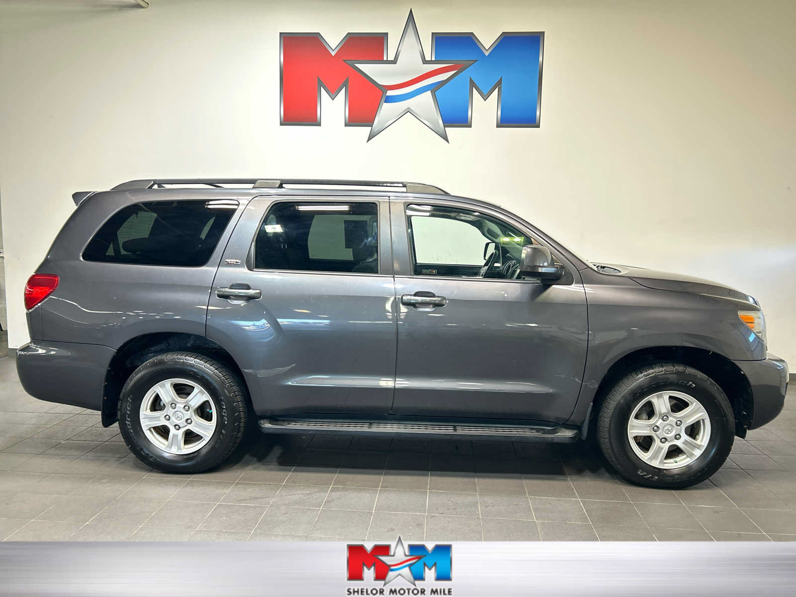 Used 2015 Toyota Sequoia SR5 AWD/4WD image 1