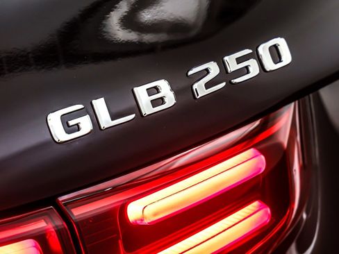 New 2026 Mercedes-Benz GLB 250 image 9