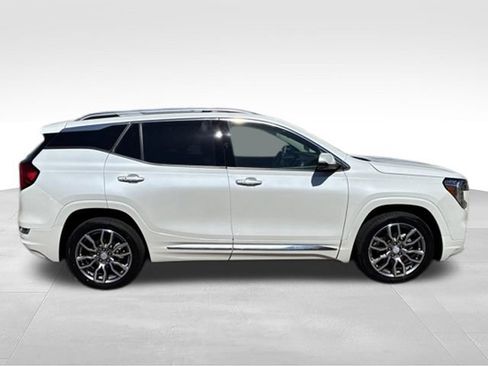 Used 2022 GMC Terrain Denali w/ Denali Premium Package AWD/4WD image 13