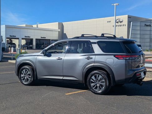 Used 2024 Nissan Pathfinder SV image 4