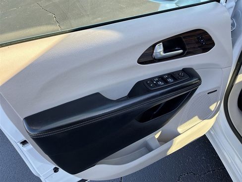 Used 2022 Chrysler Pacifica Limited w/ Uconnect Theater Family Group image 13