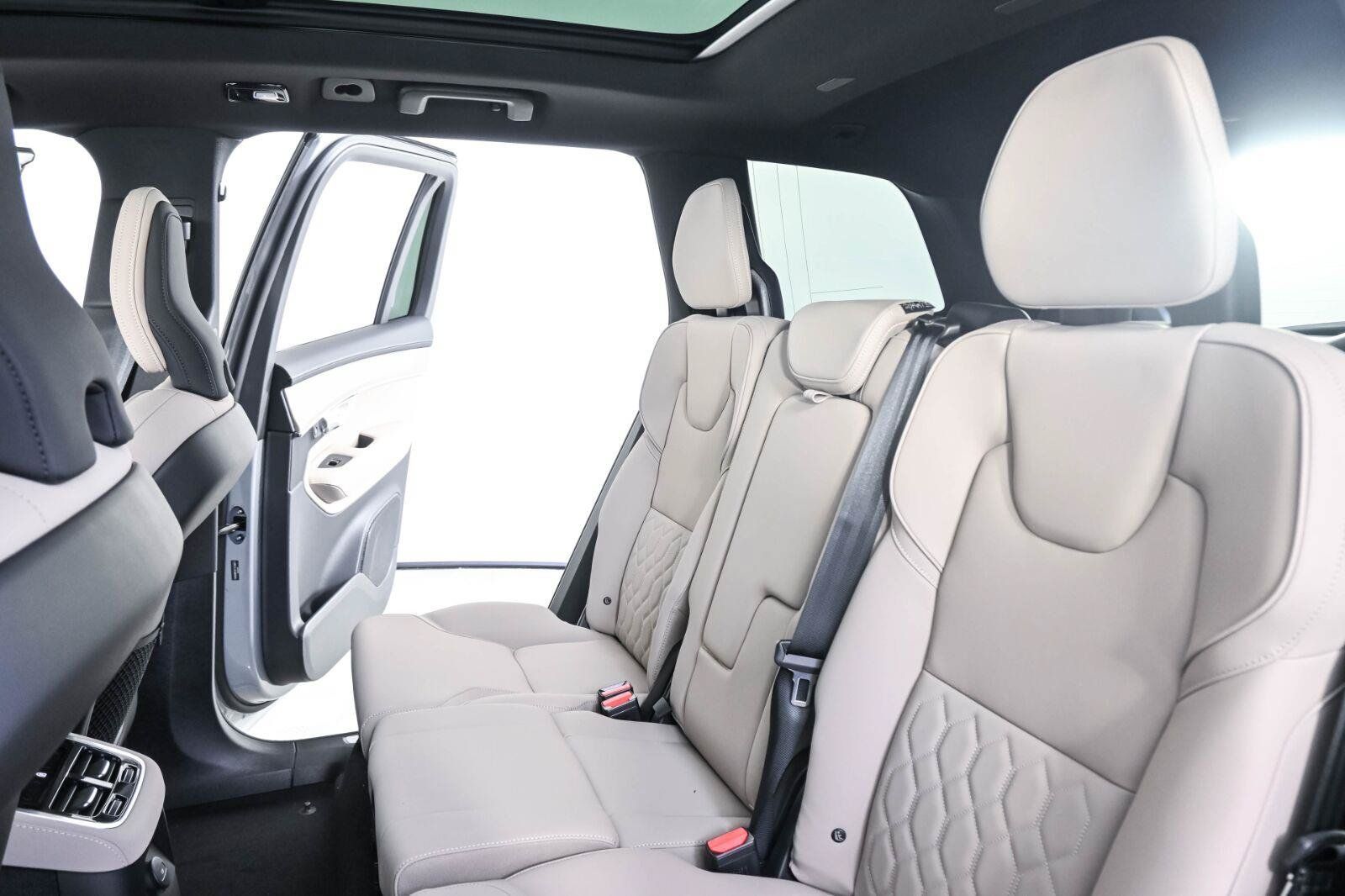 New 2026 Volvo XC90 T8 Plus w/ Protection Package Premier AWD/4WD image 20