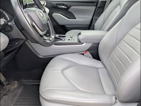 Used 2024 Toyota Highlander XLE AWD/4WD image 11