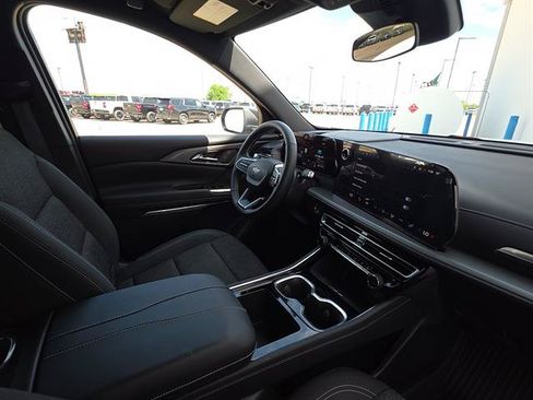 Used 2025 Chevrolet Traverse LT w/ Driver Confidence Package FWD image 13