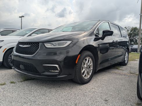 Used 2023 Chrysler Pacifica Touring-L FWD image 1