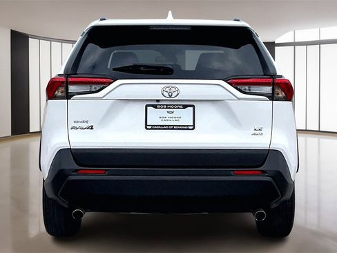 Used 2021 Toyota RAV4 LE image 4