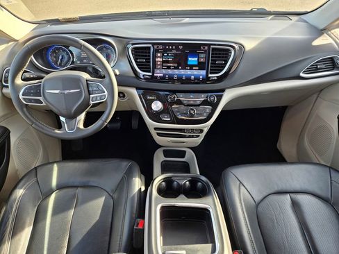 Used 2022 Chrysler Pacifica Touring-L FWD image 13