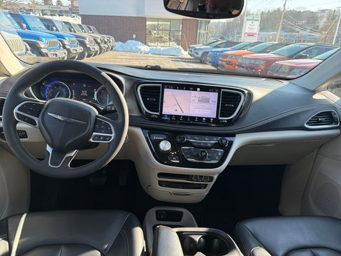 Used 2023 Chrysler Pacifica Touring-L w/ Uconnect Theater Family Group image 17
