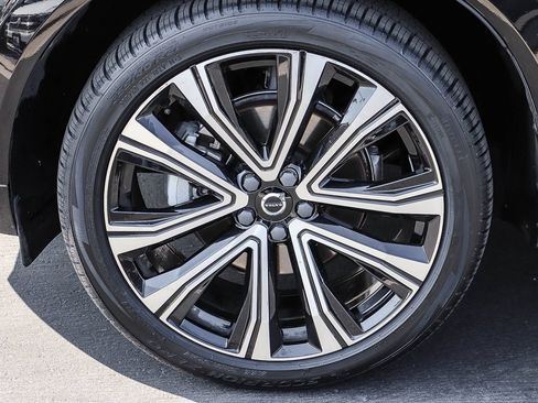 Used 2023 Volvo XC60 B5 Ultimate w/ Climate Package FWD image 11
