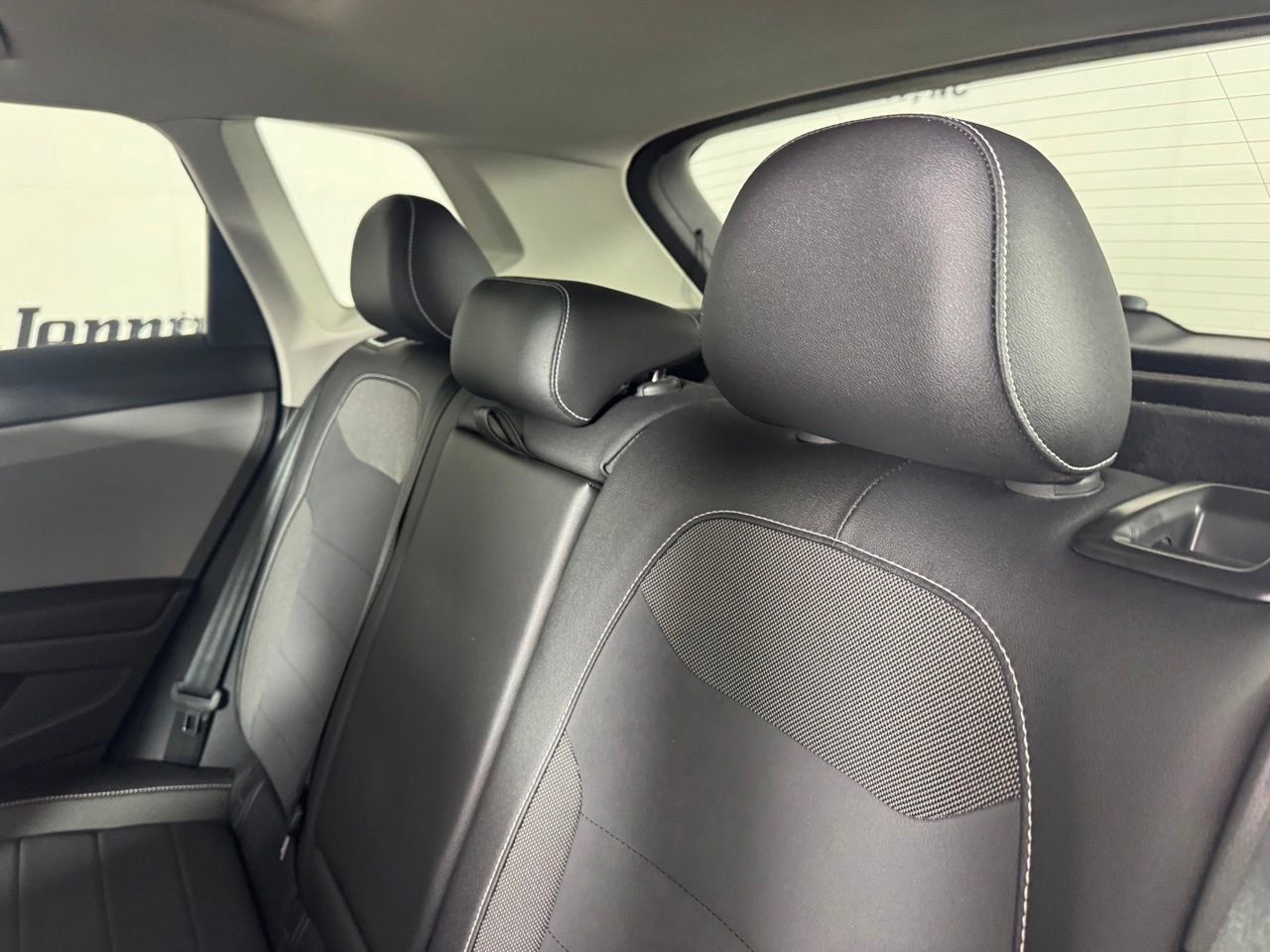 Used 2023 Volkswagen Taos SE w/ Panoramic Sunroof Package FWD image 28