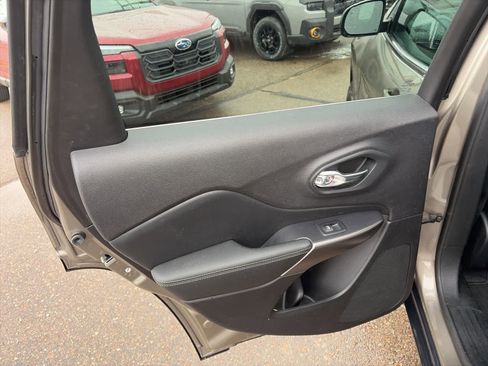 Used 2021 Jeep Cherokee Limited image 15