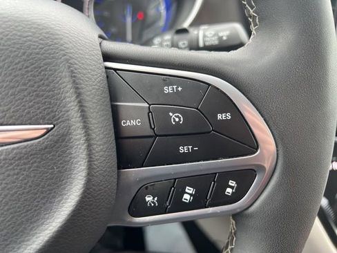 Used 2024 Chrysler Pacifica Touring-L image 22