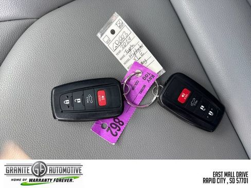 Used 2023 Toyota Highlander XLE AWD/4WD image 29