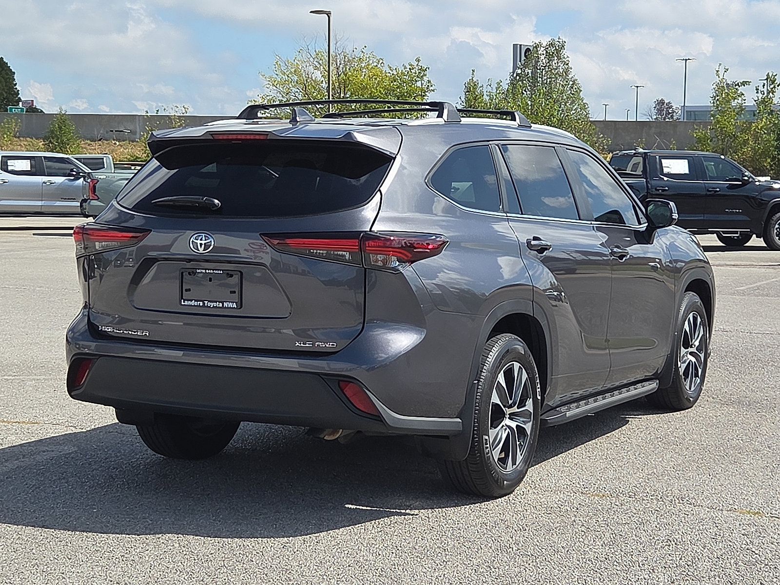 Used 2024 Toyota Highlander XLE AWD/4WD image 5