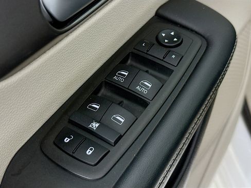 Used 2024 Chrysler Pacifica Touring-L image 20