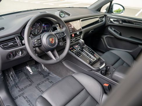 New 2026 Porsche Macan image 4