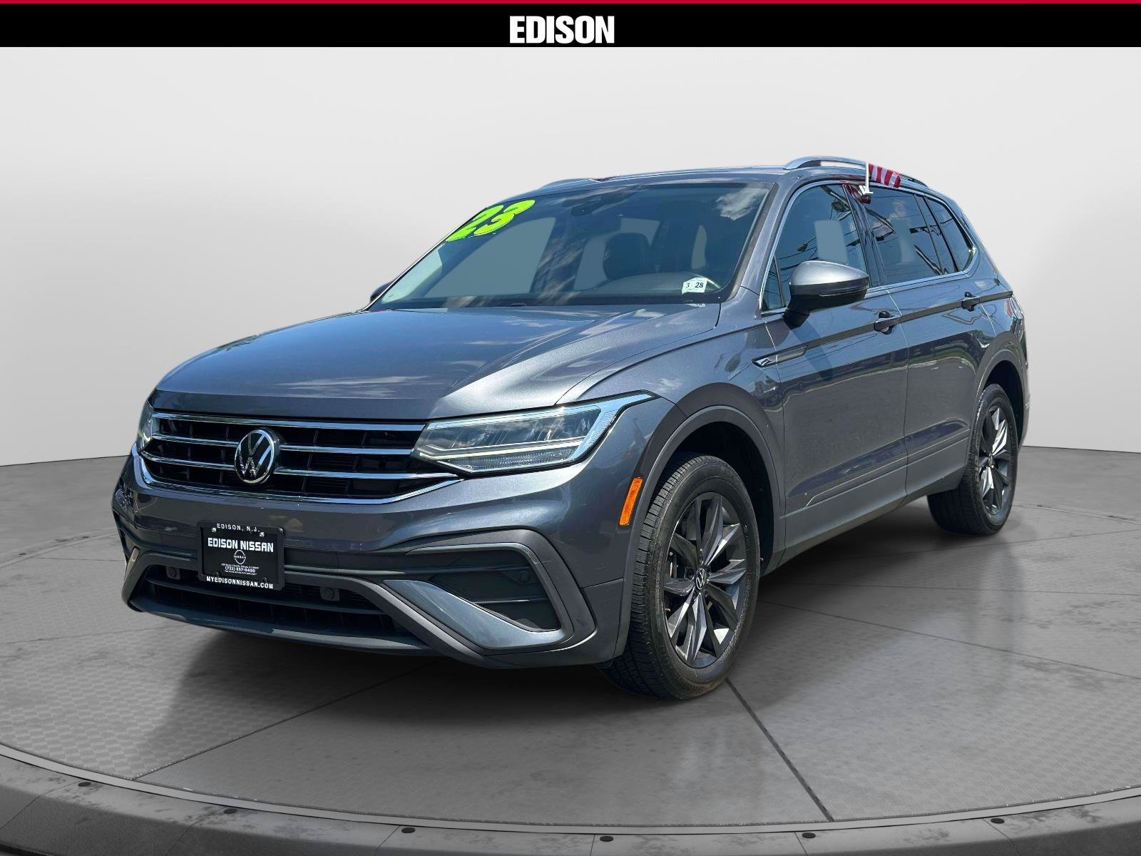 Used 2023 Volkswagen Tiguan SE w/ Panoramic Sunroof Package AWD/4WD image 2