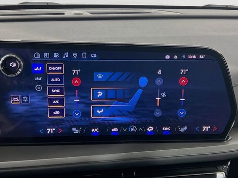 Used 2025 Chevrolet Traverse LT image 16