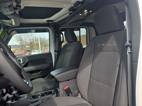 Used 2023 Jeep Gladiator Overland w/ Cold Weather Group image 13