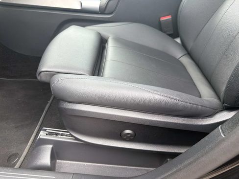 Used 2026 Mercedes-Benz GLB 250 4MATIC image 17