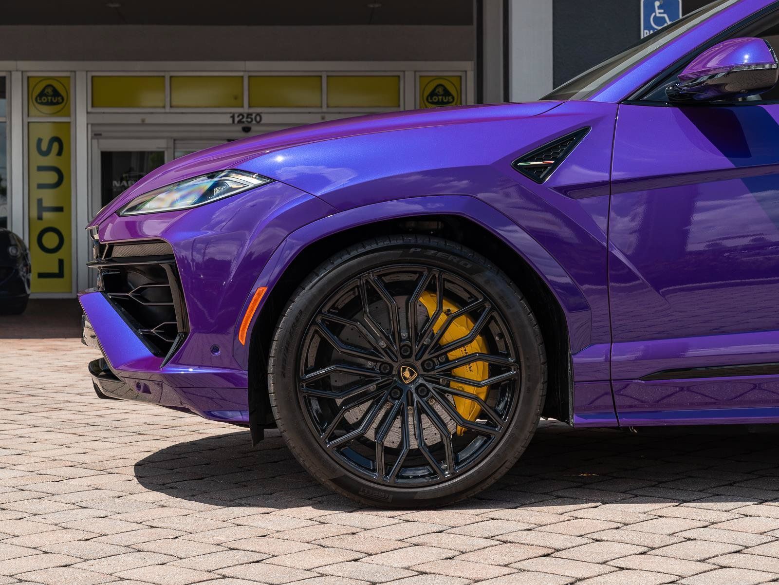 Used 2025 Lamborghini Urus SE AWD/4WD image 29