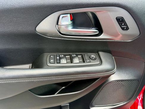 Used 2025 Chrysler Pacifica Select FWD image 13
