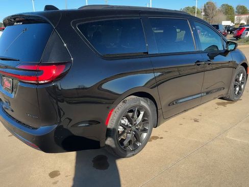 New 2026 Chrysler Pacifica Limited w/ S Appearance Package image 9