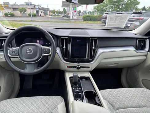 Used 2022 Volvo XC60 B5 Momentum AWD/4WD image 8