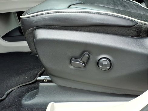 Used 2024 Chrysler Pacifica Limited FWD image 17
