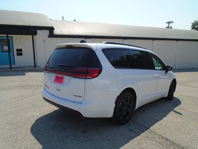 Used 2025 Chrysler Pacifica Limited FWD image 30